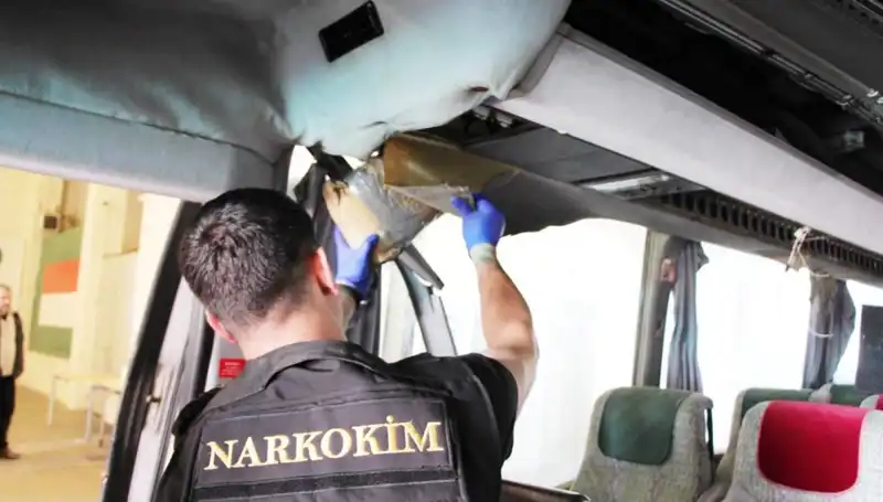 Sınırdan Geçen Otobüsten 77 Kilo Uyuşturucu Ele Geçirildi!