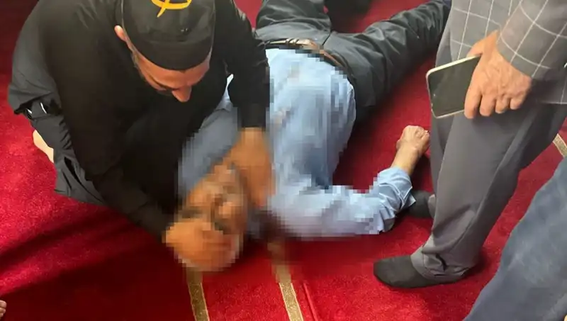 İnanılması Güç: Camide Namaz Kılarken Bıçaklanan Adamın Hikayesi