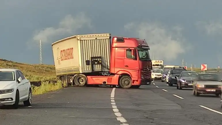 TIR Kaydı ve Yol Kapanması: Şehirde Uzun Araç Kuyrukları Oluştu!