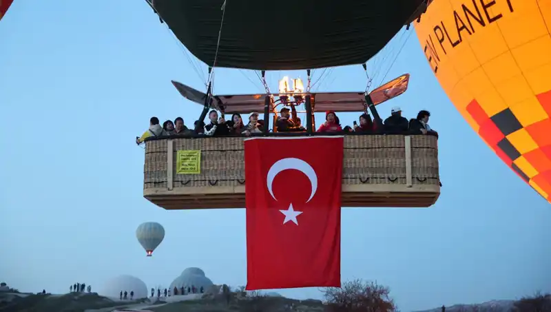 Kapadokya'da Bağımsızlık Coşkusu: Balonlar Türk Bayraklarıyla Gökyüzüne Uçtu