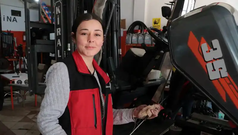Melike Hanım, Sanayideki Tek Kadın Çalışan: Forklift Servisinde Çıraklık Yapıyor