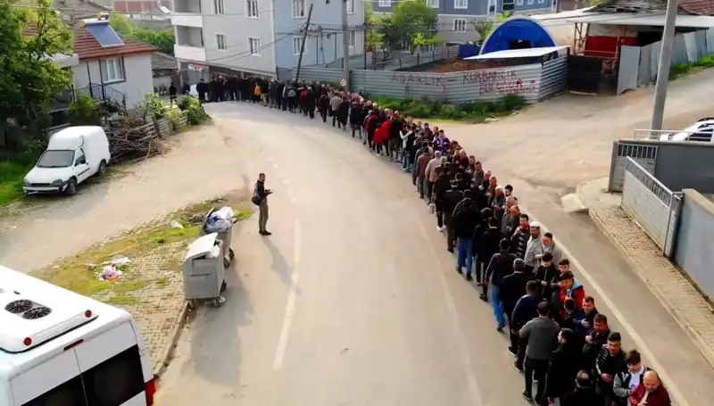 Bursa'da Bayram Gününde Oluşan 1 Kilometrelik Kuyruk: Mahalle Geleneği Devam Ediyor!