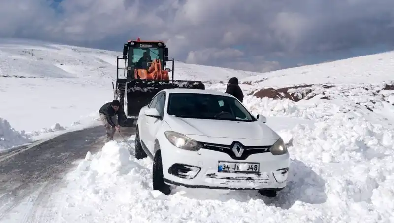 Muş'ta Kar Ulaşımı Engelledi: 60 Kişi Kurtarıldı