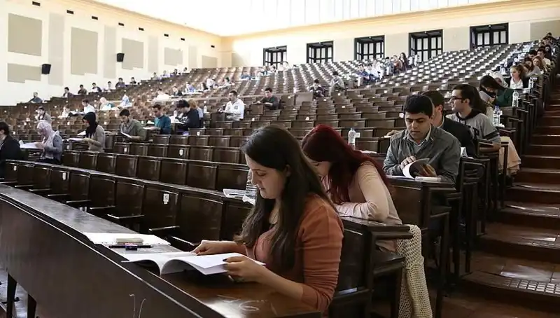 Üniversite Kayıtları İçin Son Gün: Öğrenciler Acele Ediyor!