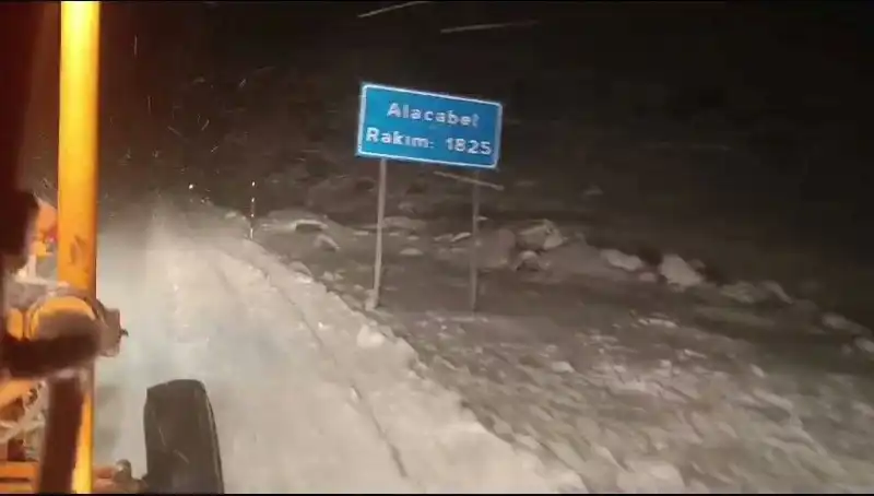 Antalya’da Beklenmedik Bir Kar Sürprizi: Tatilciler Şaşkın!