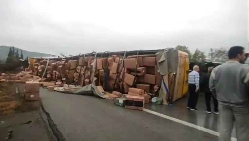 TEM Otoyolu'nda TIR Devrildi: Trafik Ankara Yönünde Tamamen Kapandı