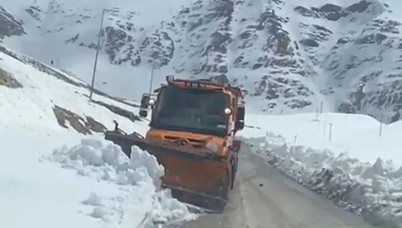 Kar nedeniyle beş ay kapalı kalan yol, bir haftada açıldı!