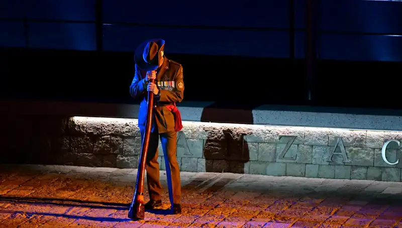 Anzak Koyu'nda Duygu Dolu Şafak Ayini: Bir Saygı Duruşu