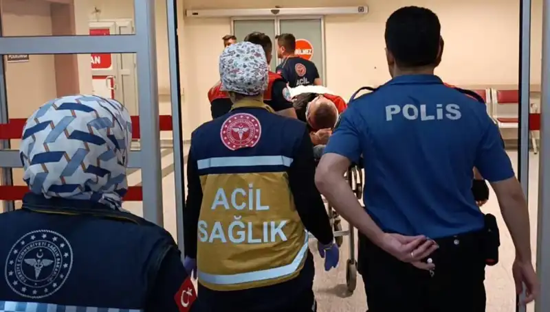 Trafik Kazası: İki Yaralı, Polis Ekipleri Olay Yerinde
