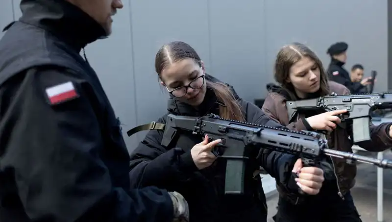 Polonya'da Siviller Askeri Eğitime Başladı: Savaş Hazırlığı mı?