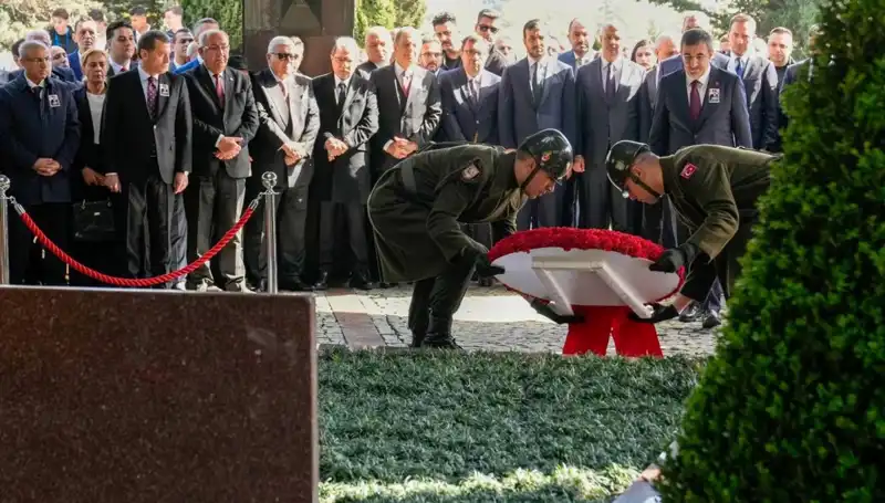 8. Cumhurbaşkanı Turgut Özal, Mezarı Başında Sevgiyle Anıldı