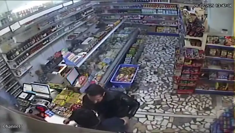 Cezaevi Firarisi Markette Dehşet Saçtı: Bıçak ve Mermerle İkisi Bir Arada!