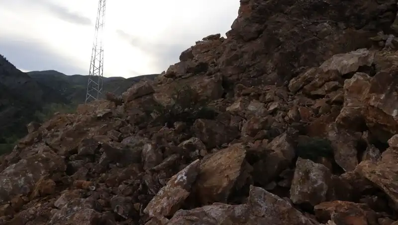 Erzurum’da Heyelan: Dev Kayalar Yolu Ulaşıma Kapatıldı, Neyse Ki Alternatif Rotalar Var
