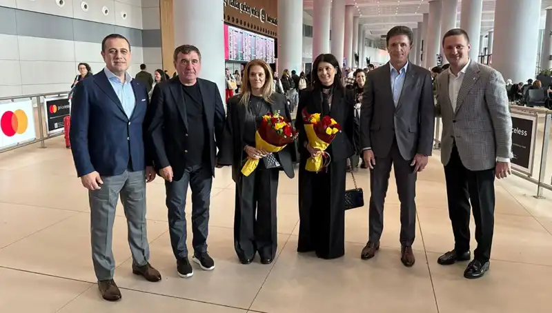 Hagi ve Popescu İstanbul’da: Futbolun Efsaneleri Yeniden Buluştu