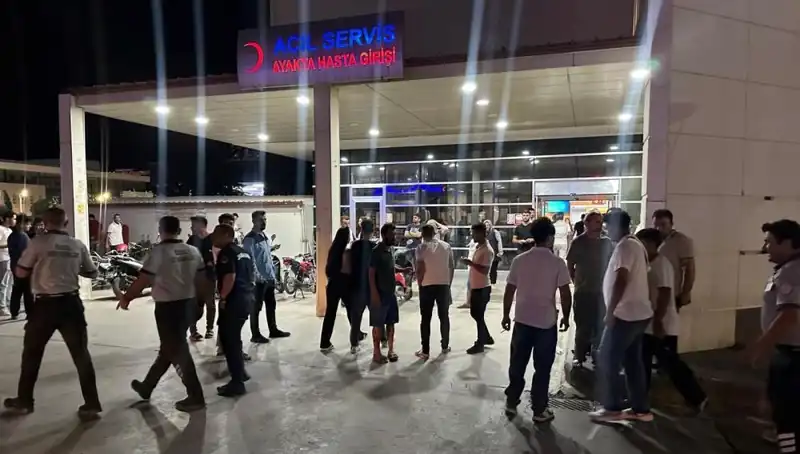 Acil Servis Önünde Yüzlerce Kişinin Gözleri Önünde Kavga!