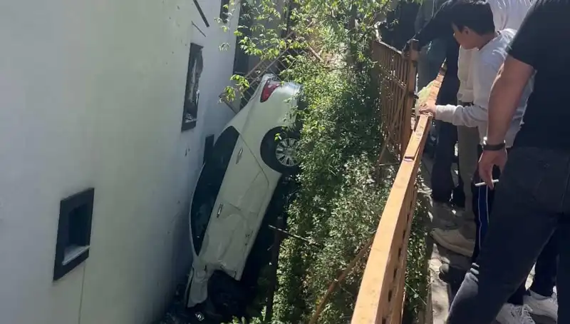 Kağıthane’de Korku Dolu Anlar: Yolda Metrelerce Sürüklenen Araç Kazası