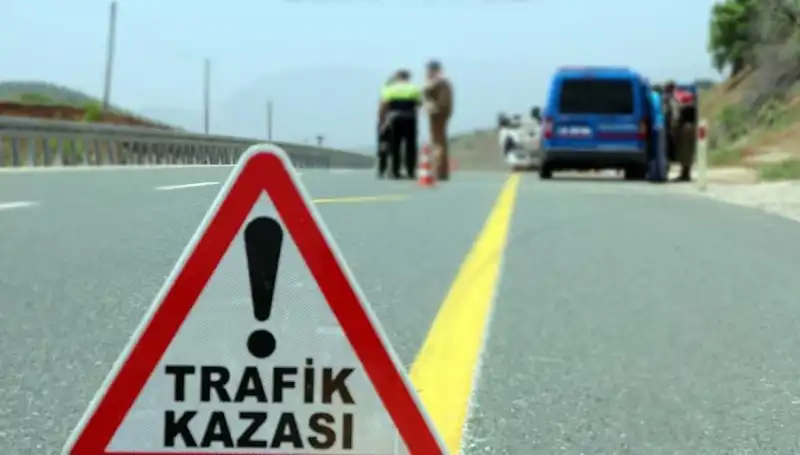 Ticari Araç ile Otomobil Çarpıştı: 5 Kişi Hastaneye Kaldırıldı