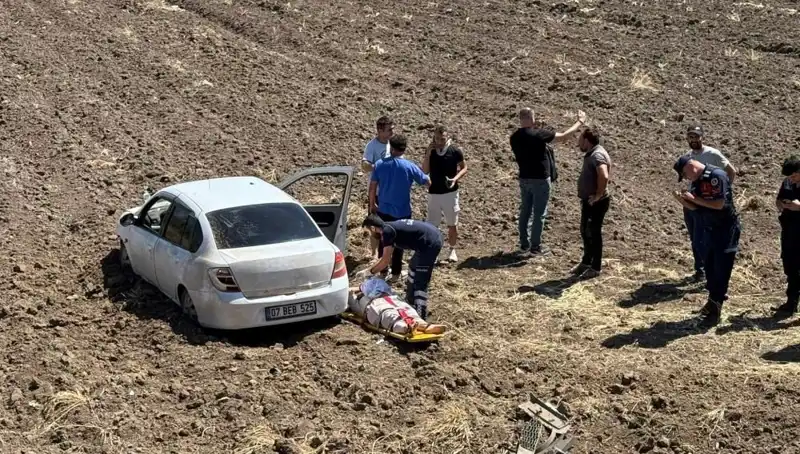 Osmaniye'de Kontrolden Çıkan Otomobil Tarla İçine Uçtu: Üç Kişi Yaralandı
