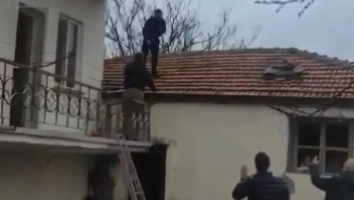 Polis Çatıdaki Şüpheliyi Kıstırdı: "10 Yıl Yattım, Bir Daha Yatamam"