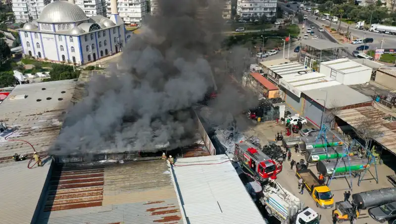 İzmir'de Oto Lastikçide Büyük Yangın: Korkutan Gelişmeler