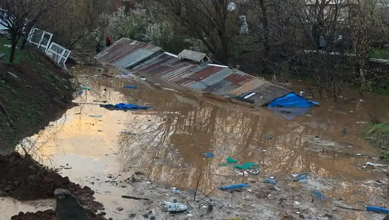 Bingöl'de Sağanak Yağış Sonrası Ahırlar Sular Altında Kaldı