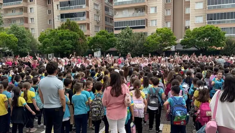 Öğrencilerden Annelerini Ağlatan Duygusal Sürpriz: Anneler Günü Kutlaması