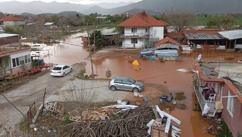 Burdur'da Şiddetli Yağış Felakete Yol Açtı: Evler ve Ahırlar Sular Altında Kaldı