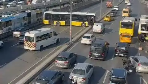 İstanbul’da Trafiği Felç Eden Kaza: İETT Otobüsü İki Araçla Çarpıştı
