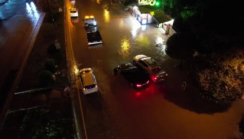 Adana’da Yağış Sürprizi: Caddeler ve Yollar Adeta Nehre Dönüştü!