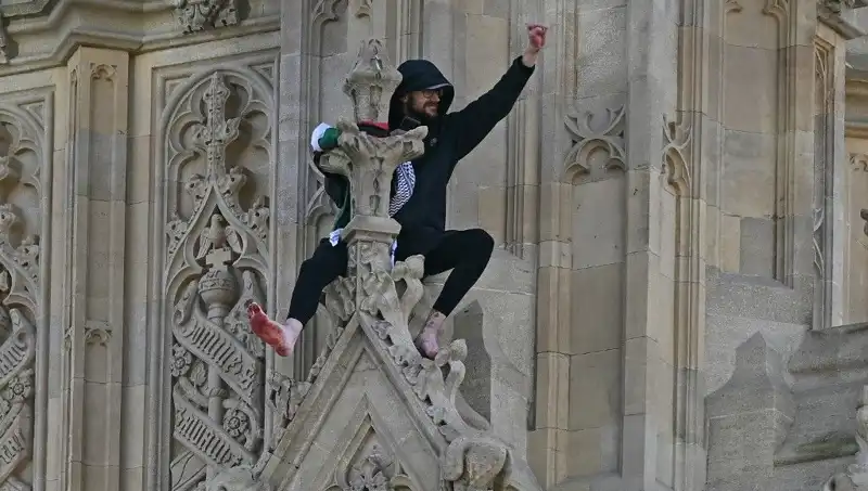 Londra'da Çarpıcı Protesto: Big Ben'e Filistin Bayrağıyla Tırmandı