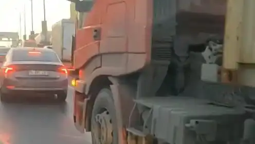 D-100'de Yol Verme Kavgası: TIR'ın Üzerine Sürdü, Kazalar Büyüdü!