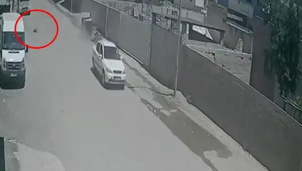 Yolda Yalnız Başına Oynayan Çocuğa Araç Çarptı: Sürücü Kaçtı