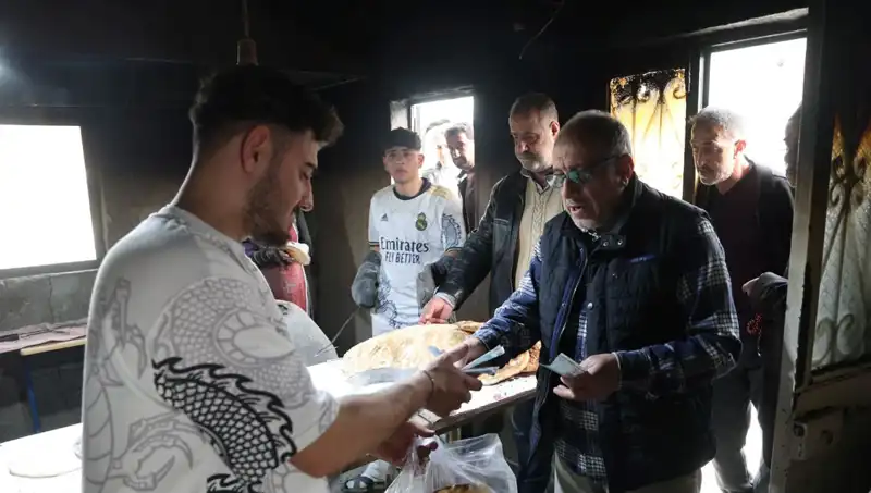 7 Kilometre Yol Kat Eden Ekmekseverler: Saat 15.00'te Yoğunluk Artıyor!