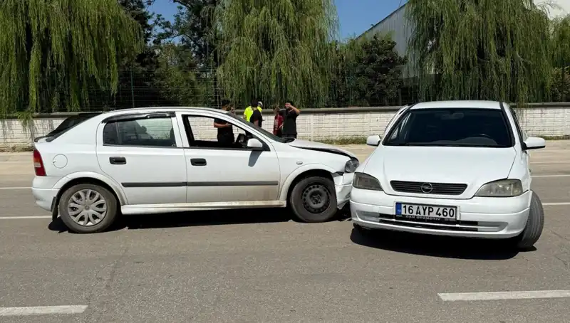 İki Otomobil Çarpıştı: Sıradan Bir Gün, İki Yaralı!