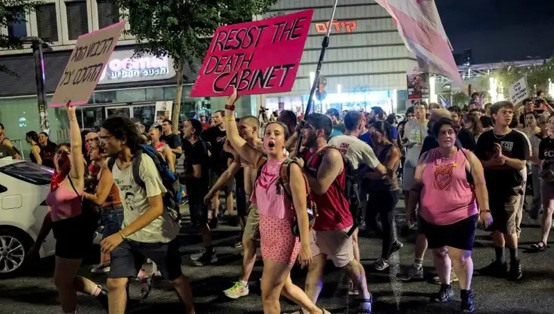 Tel Aviv'de On Binlerce Kişi Netanyahu'ya Karşı Sokağa İndi