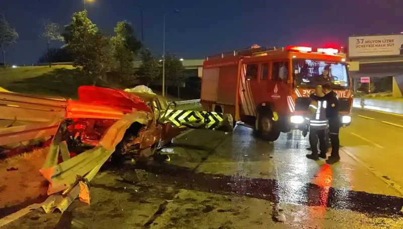 Bariyer Otomobile Saplandı, Sürücü Hayat Mücadelesi Veriyor!
