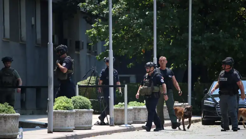 Kosova Meclisi'nde Şok: Bomba İhbarı Tüm Ülkeyi Sarstı