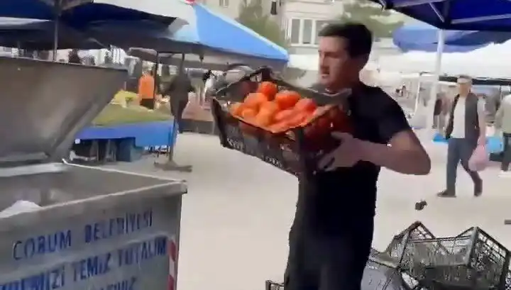 Pazarda Domatesleri Çöpe Attığı İçin Pazarcıya Şok Ceza