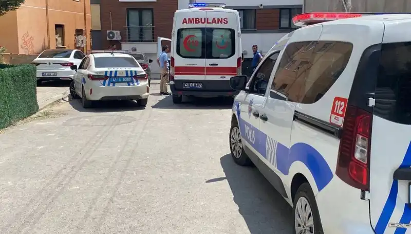 İki Kardeş ve Bir Polis Bıçaklı Kavga Sonrası Yaralandı!