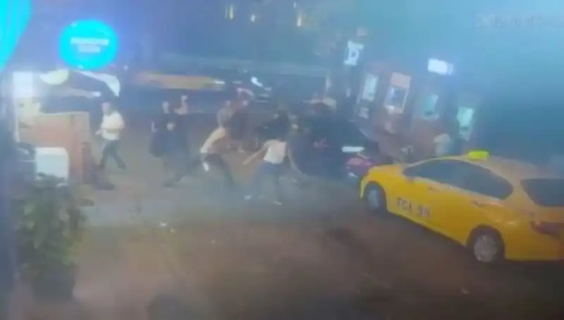 Beyoğlu'nda Gözyaşartan Olay: Laf Atma Kavgasında Kan Döküldü