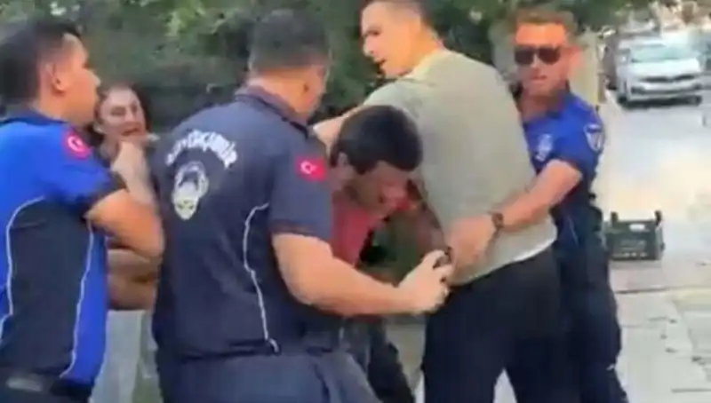 Seyyar Satıcıya Sokakta Zabıta Tarafından Dayak Skandalı!