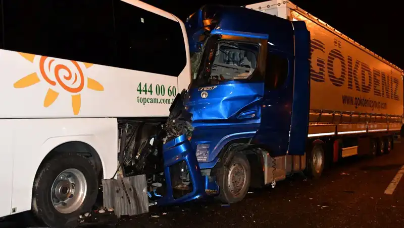 Tur Otobüsü İle Tır Çarpıştı: Can Kaybı Yok, 13 Yaralı