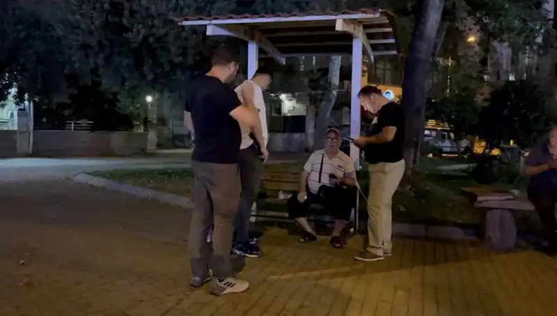 Kısmı Görme Kaybı Olan Adamın Telefonunu Çaldılar: Güvenlik Kameraları Olaya Tanıklık Etti