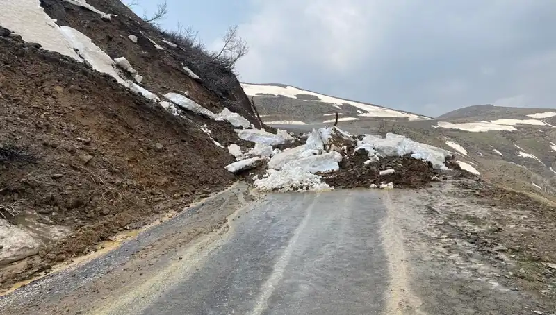 Muş'ta Heyelan Sonrası Kapanan Köy Yolu Yeniden Ulaşıma Açıldı