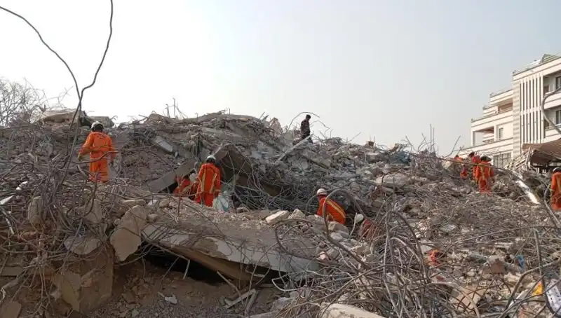 Türk Kurtarma Ekipleri Myanmar'da: Enkaz Altında Bekleyen Umutlar