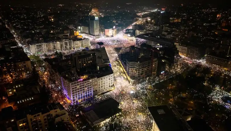 Sırbistan’da Tarihi Protesto: Öğrenciler Belgrad Sokaklarını Doldurdu