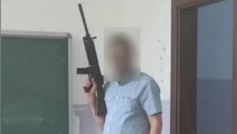Okulda Tüfekle Poz Veren Müdür Yardımcısına Soruşturma Başlatıldı
