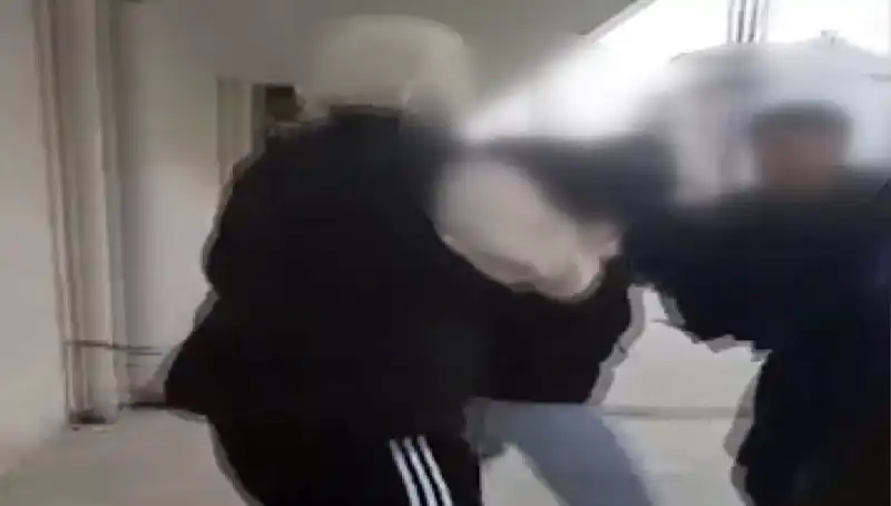 Sokak Ortasında Akran Zorbalığı: Önce Özür, Sonra Dayak!