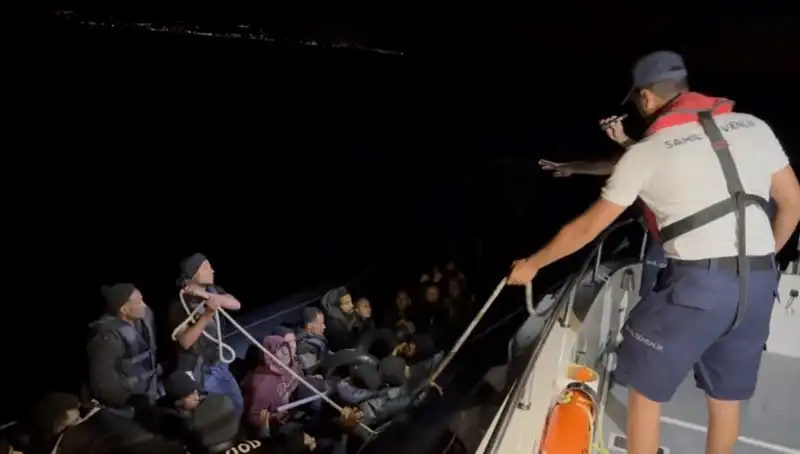 Çeşme’de Denizde Sürüklenen 42 Kaçak Göçmen Dramı: Kurtarma Operasyonu Nasıl Gerçekleşti?