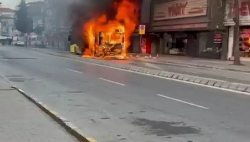 Ümraniye'de Korku Dolu Anlar: Aniden Alev Alan Araçlar Paniğe Neden Oldu